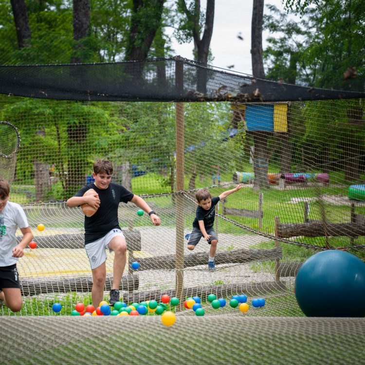 Filets dans les arbres et cabanes - parc de loisirs sud ardeche